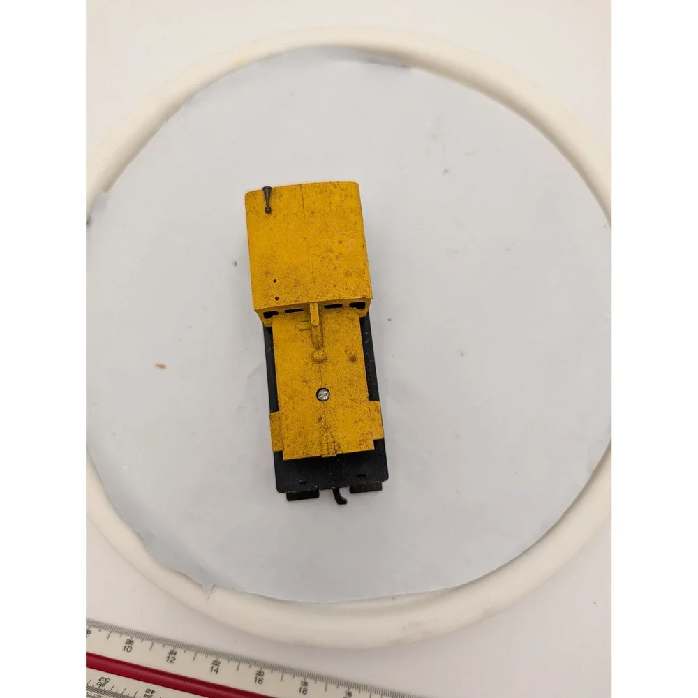 Vintage ATSF 332 Diesel Switcher Locomotive Yellow Black HO Scale Model Train‎